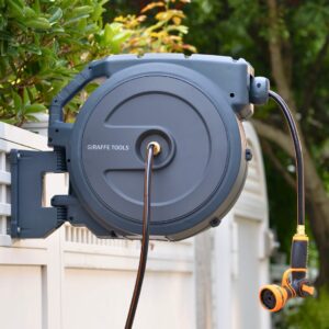 Schluss mit Gartenschläuchen im Chaos: Warum der Giraffe Tools Retractable Garden Hose Reel den Gartenalltag einfacher macht